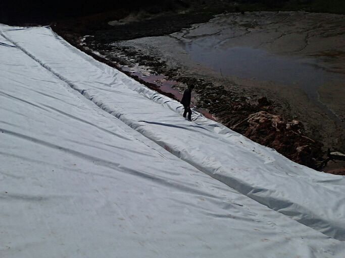 壩坡防浪護坡土工膜施工過程 土工膜價格貴嗎？