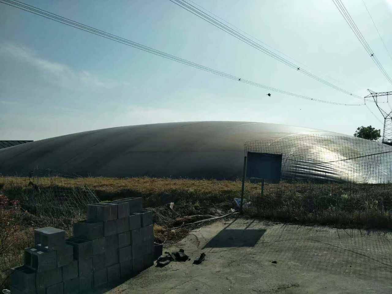 修筑完工的外圍堰鋪設土工膜表面一定要加寬嗎？